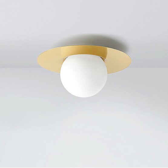 Lámpara de techo sombrero, Plafón de cristal blanco lechoso soplado sobre base de latón cepillado