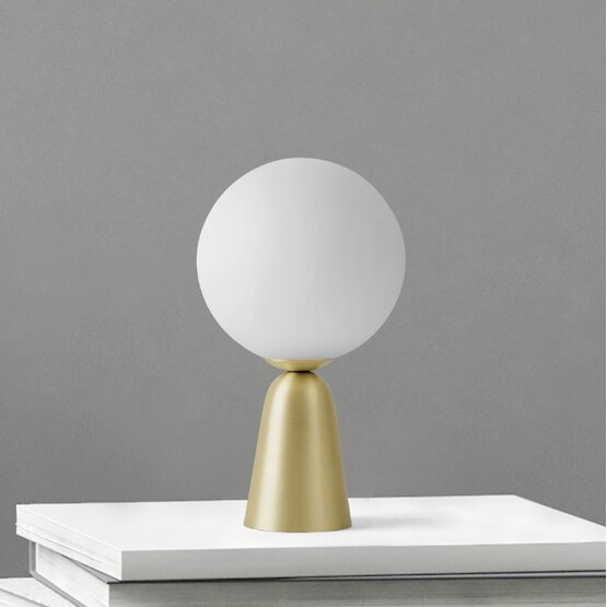 Lampada da tavolo Lunar, Lampada da tavolo in vetro bianco latte su piedistallo in ottone spazzolato