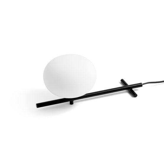 Lámpara de mesa Mikado, Lámpara de mesa en vidrio soplado blanco lechoso y metal pintado negro soft touch
