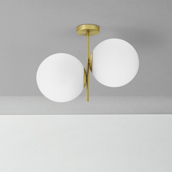 Plafoniera Jugen, Lampada da soffitto a 2 luci in vetro soffiato bianco latte con montatura in ottone spazzolato